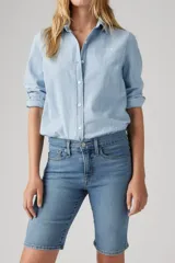 Bermuda de jean celeste con corte a la rodilla.