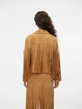 Chaqueta corta color camel con flecos en mangas y pecho, cuello clásico y cierre frontal con broches.