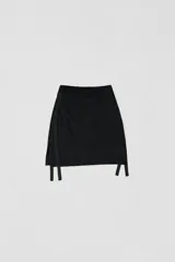 Falda corta negra tipo short, con tiras laterales para ajuste.