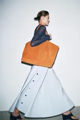 Bolso tipo maxi shopper color marrón de ante, con doble asa de hombro y bolsillo interior con cremallera.