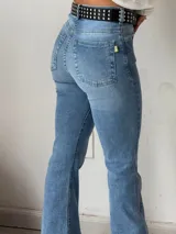 Pantalón de jean celeste con corte semioxford, tiro alto, bolsillos delanteros y traseros, y aberturas en el ruedo.