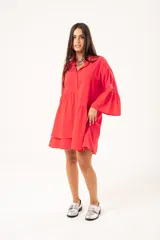Vestido corto color rojo, con cuello mao, botones hasta la cintura y mangas 3/4 con volados.