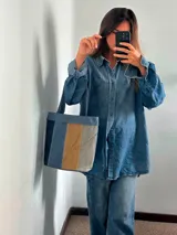 Bolsa matera de tela canvas combinada con división interna para organizar termo y mate. Incluye asa corta de mano.
