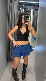 Short pollera azul con volados y tiro bajo.