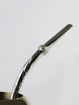 Bombilla de plata cincelada con detalles ornamentales.