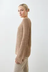 Sweater tostado de tejido de punto con escote en V y mangas largas acampanadas.