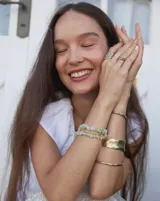 Collar regulable de bronce macizo con cuentas de piedra natural de cuarzo lima y jaspe rojo, y un dije central de labradorita.