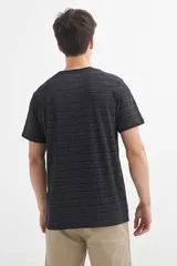 Remera de manga corta color crudo con textura de rayas horizontales y bordado en el pecho.