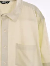 Camisa manga corta color verde claro, de corte amplio y estilo casual.