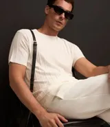 Remera de manga corta color marrón, con cuello redondo y textura acanalada vertical. Confeccionada en viscosa y poliamida.