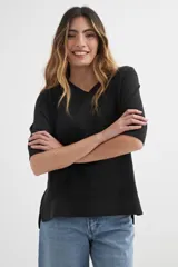 Sweater negro de tejido de punto, con escote en V y mangas 3/4.