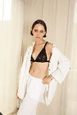 Soutien triángulo blanco de encaje elastizado con breteles de encaje.