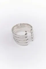 Pulsera rígida plateada con cuatro bandas horizontales texturizadas y unidas por dos barras verticales con terminaciones esféricas.