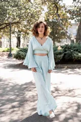 Pantalón palazzo celeste con lurex dorado, de corte amplio y cintura elastizada.