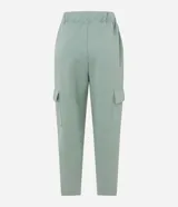 Pantalón cargo color verde claro, con cintura elástica ajustable con cordón, bolsillos laterales tipo cargo y corte holgado.
