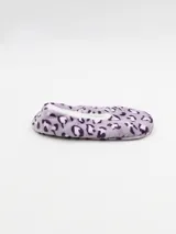 Pantuflas ballerina de tela suave con estampado de leopardo en tonos lila y blanco, con interior de felpa blanca.