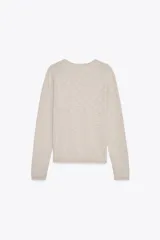 Sweater color beige de tejido de punto fino, con cuello redondo y mangas largas.