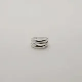 Anillo ancho de plata 925 con diseño de tres bandas entrelazadas.