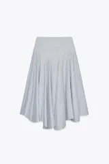 Falda midi de tiro medio con estampado de rayas verticales azules y blancas. Presenta costura de cintura asimétrica, detalle de pliegues y cierre lateral con cremallera oculta.