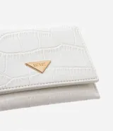 Billetera pequeña tipo sobre, color blanco con textura croco y logo dorado triangular de la marca Satinato. Cierre con botón a presión.