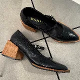 Zapato de cuero vacuno negro con punta cuadrada, tira con hebilla y taco de madera de 6cm.