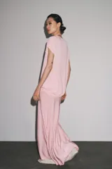 Falda midi de punto color rosa, con cintura elástica.