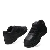 Championes urbanos color beige con detalles en blanco y negro, suela gruesa y cordones negros.