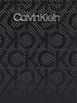 Tarjetero Calvin Klein negro con monograma, seis ranuras para tarjetas, bolsillo con cremallera y logo plateado brillante en el frente.