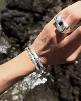 Brazalete rígido abierto de plata 925 con diseño orgánico irregular.