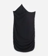 Vestido corto negro de jersey con escote de un solo hombro y tirante fino cruzado. Presenta fruncidos en la espalda.
