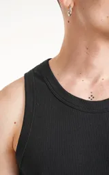 Musculosa básica negra de tela Morley con corte slim-fit.