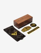 Lentes de sol unisex Hawkers X Pierre Gasly, con montura rectangular de carey con detalles en azul y lentes degradadas en azul.