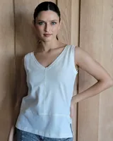 Musculosa blanca con cuello en V y costuras a contratono.