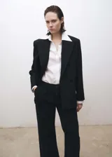 Pantalón de jean negro de corte wideleg, tiro medio y largo.