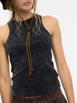 Musculosa negra gastada de calce ajustado al cuerpo.