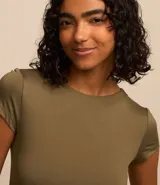Blusa verde militar de poliéster y elastano, con cuello redondo, manga corta y espalda descubierta con tres tiras horizontales.