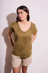 Remera color verde oliva con cuello en V y bordado de flores.