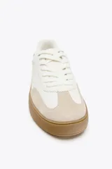 Zapatillas deportivas blancas con suela marrón en contraste y detalle de estampado animal en la parte trasera.