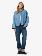 Chaqueta acolchada de denim celeste con cuello clásico y mangas largas. Cierre con broches a presión, bolsillos frontales y forro interior completo.