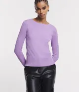 Suéter de punto color verde, con cuello barco, mangas largas y textura acanalada.