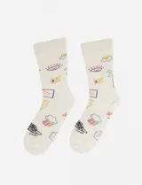 Medias de caña media color crema con estampado multicolor de dibujos estilo doodle, incluyendo ojos, huevos fritos, nubes con arcoíris, rayos y la palabra "DONE".