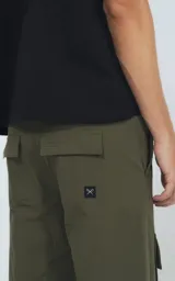 Pantalón cargo verde militar de corte recto y tiro alto, con bolsillos laterales con solapa y etiqueta con logo en la pierna.