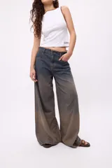 Pantalón de jean wide leg con lavado degradé.