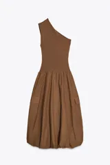 Vestido midi color marrón de escote asimétrico con manga sisa, con cuerpo superior de tejido de punto acanalado y falda globo con bolsillos laterales de plastrón con solapa. 