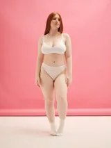 Vedetina less de color negro, confeccionada en tejido ECO Lycra CO₂®.