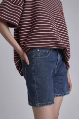 Bermuda de jean azul oscuro, tiro alto y corte a la rodilla.