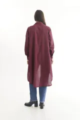 Camisa manga larga color borgoña, con cuello clásico, cierre frontal con botones y bajo irregular.