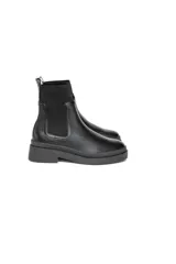 Botas Chelsea negras de cuero liso, con elásticos laterales al tono y suela chunky de goma antideslizante.