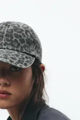 Gorra de sarga con estampado animal en tonos grises.