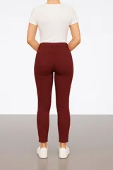 Pantalón jean negro, corte skinny y tiro medio.